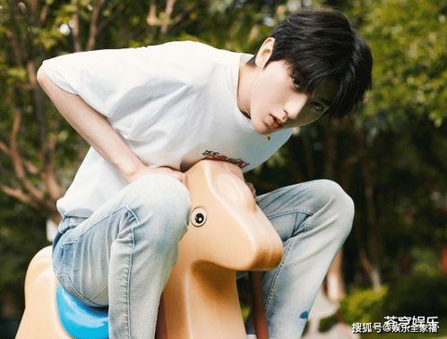 蔡徐坤娱乐吃瓜图片高清